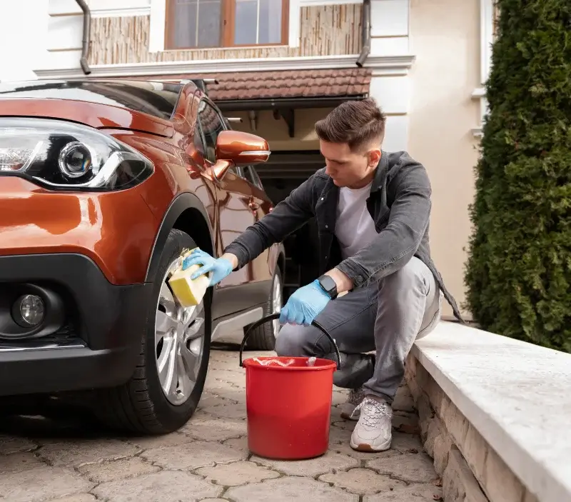Lavage auto à domicile Serrières-en-Chautagne : professionnel intervenant sur un véhicule